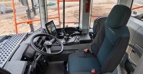 从容舒适地操作沃尔沃铰接式卡车的驾驶员