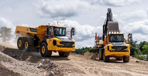 配备先进制动和缓行器系统的沃尔沃A25铰接式卡车，可在陡峭的运输道路上实现安全操控