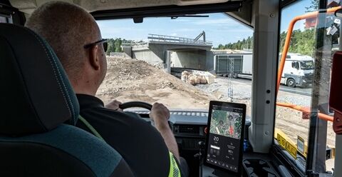 新一代沃尔沃铰接式卡车，配备联网地图和性能指标