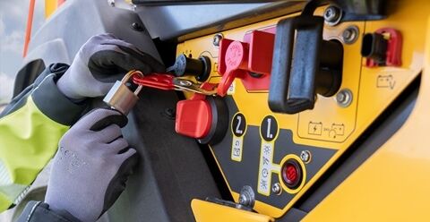 一名手持锁定装置或上锁挂牌 (LOTO) 装置的人员