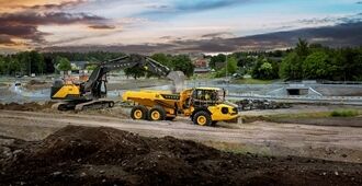 沃尔沃A25铰接式卡车在道路施工中作业，以高效生产率和出色稳定性运输物料