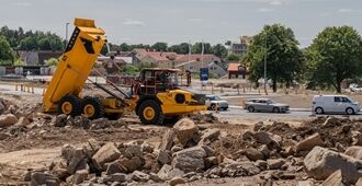 沃尔沃A25铰接式卡车在复杂地形中高效作业，兼具生产率、燃油效率与稳定性