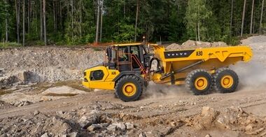 沃尔沃A30铰接式卡车配备耐用的悬架系统，可提供出色的稳定性与长久的耐用性