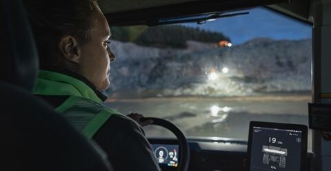 沃尔沃新一代铰接式卡车上的装载辅助系统