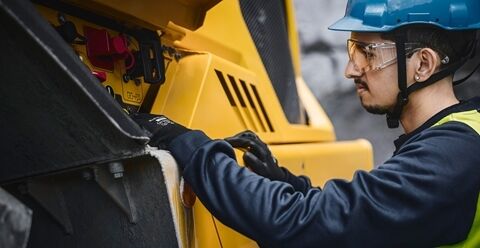 一名沃尔沃技术人员正在进入沃尔沃铰接式卡车的上锁挂牌区域。