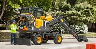 volvo-benefit-compact-excavator-ew60-cn4-serviceability-2324x1200