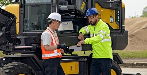 volvo-feature-compact-excavator-ew60-cn4-machine-monitoring-made-easy-serviceability-2324x1200