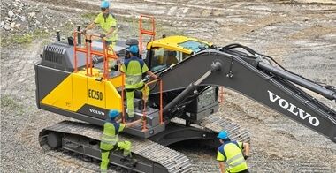 volvo-benefit-crawler-excavator-ec250-cn4-safety-inside-and-out-2324x1200
