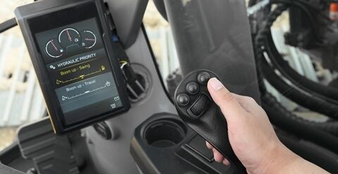 volvo-feature-crawler-excavator-ec250-cn4-a-smoother-shift-safety-inside-out-2324x1200