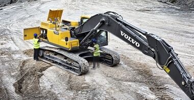 volvo-benefits-crawler-excavator-ec300d-t2-service-access-2324x1200