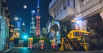 volvo-benefit-compact-excavator-ec55-electric-china-building-a-more-sustainable-world-2324x1200