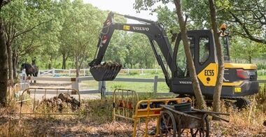 volvo-benefit-compact-excavator-ec55-electric-china-new-business-horizons-2324x1200