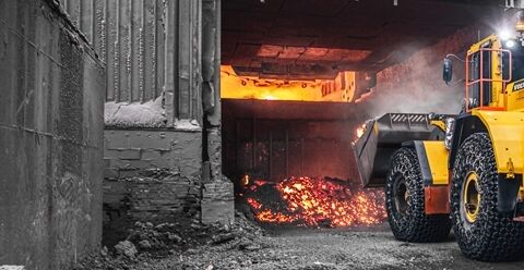 Volvo wheel loader handing hot slag in slag handling application