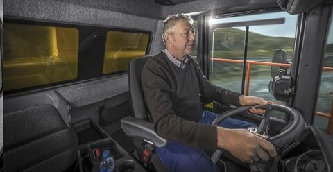 R100的驾驶室宽敞舒适，在里面工作一整天也不累。