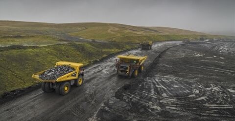 七辆沃尔沃R100矿用卡车在暴雨中作业，无惧严苛作业环境。
