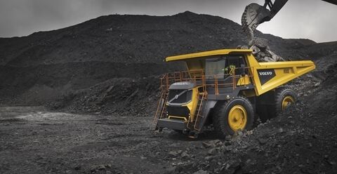 一辆沃尔沃R100矿用卡车正等待装载石块。