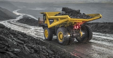 R100自卸卡车配备自动缓行器，能够在陡坡上安全地控制下坡发动机转速。