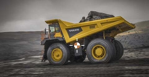 R100自卸卡车采用低重心设计，配备响应灵敏的悬架，能够在恶劣工况下提供出色的稳定性。