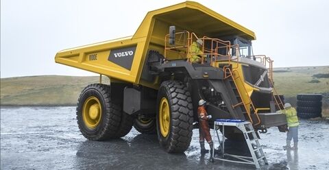 操作员操控车辆，与沃尔沃轮式装载机保持安全距离。