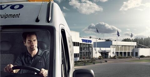 沃尔沃R100自卸卡车在恶劣天气下运行，可提供更大程度的安全防护。