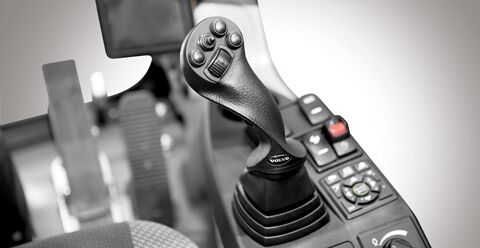 volvo-feature-wheeled-excavator-ew140-cn4-work-with-ease-comfort-counts-2324x1200