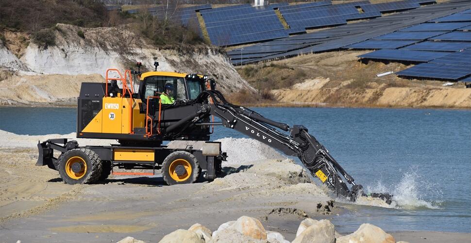 沃尔沃EWR150电动轮式挖掘机