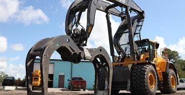 The Volvo L180H HL with massive grapple can hold up to 20 logs in one “bite” and gives the operator great visibility.