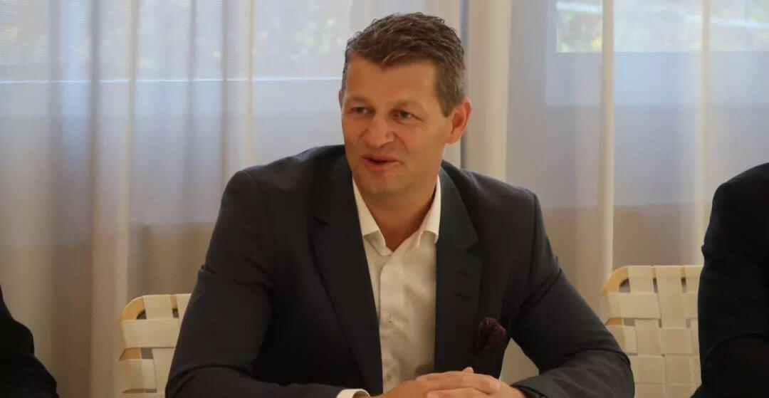 商会代表团成员参观沃尔沃总部展厅