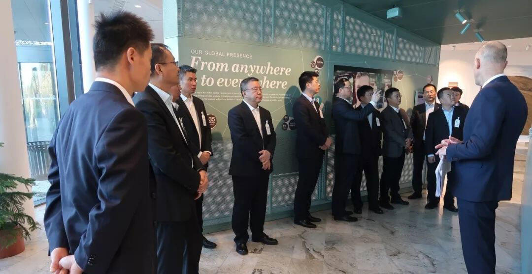 商会代表团成员参观沃尔沃总部展厅