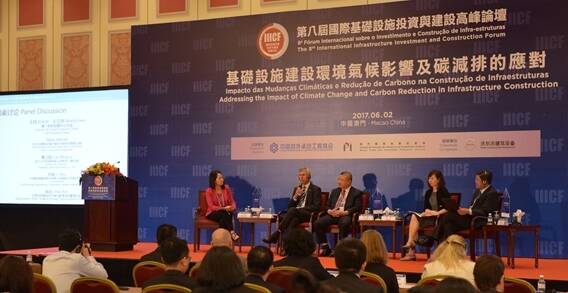 “建筑气候挑战”论坛嘉宾进行主题讨论