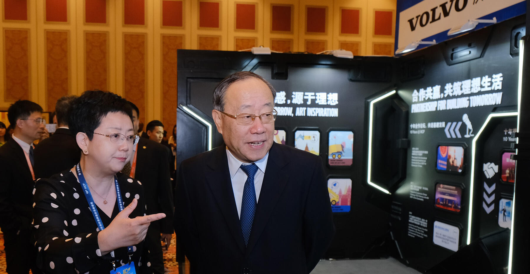 商务部副部长王炳南参观沃尔沃展位