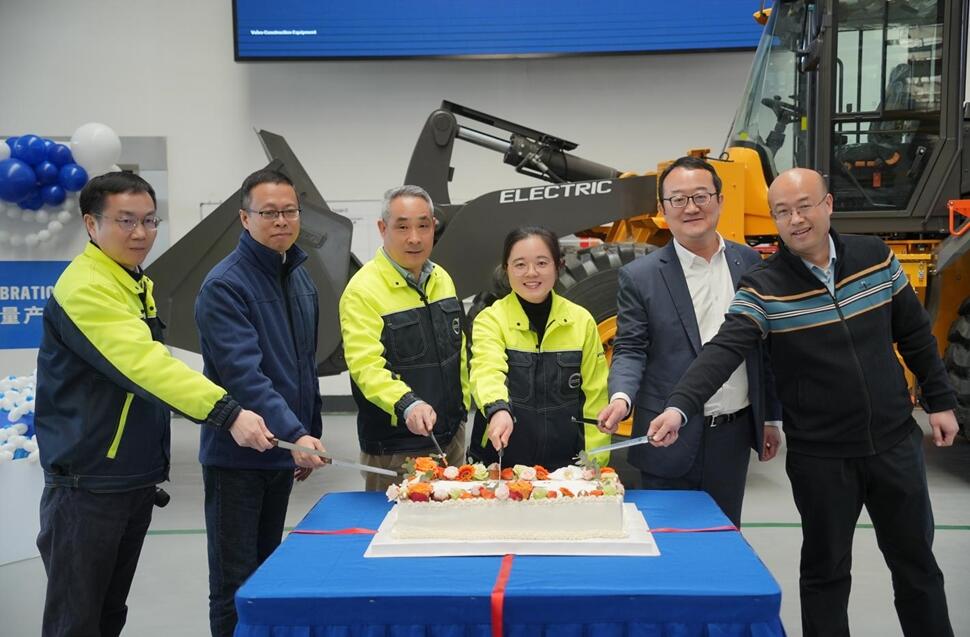 庆祝L120电动装载机下线