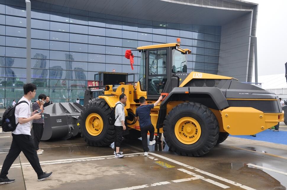 沃尔沃L120电动装载机
