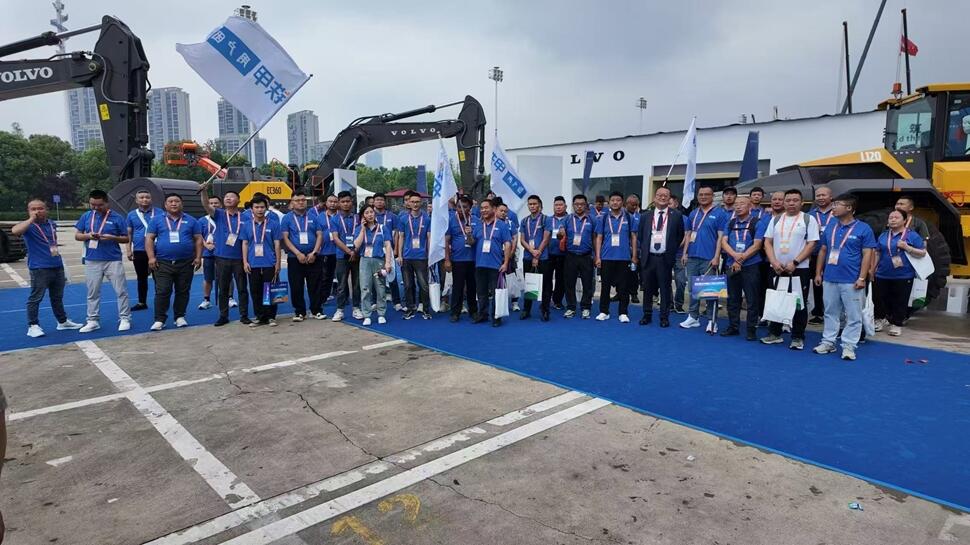 国产乱老熟妇吃嫩草-国产毛片精品一区二区色欲黄A片-国产不卡av电影在线-91精品国产91久久久无码色戒-亚洲福利在线观看中国销售大区总裁陈霖&铁甲网客户观展团合影